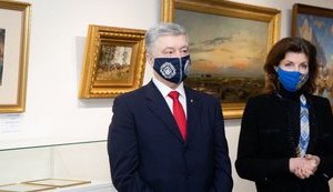 Порошенко повторно вызвали в ГБР на допрос по двум производствам на 29 мая. Его адвокаты заявили, что вызов с помощью