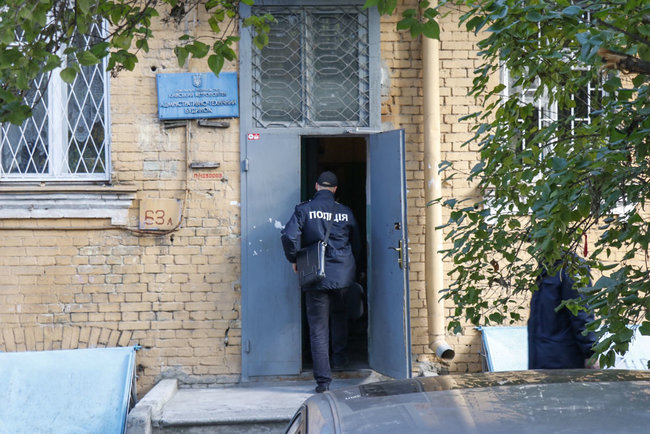Чоловіка знайдено повішеним в адміністративній будівлі столичного метрополітену 03