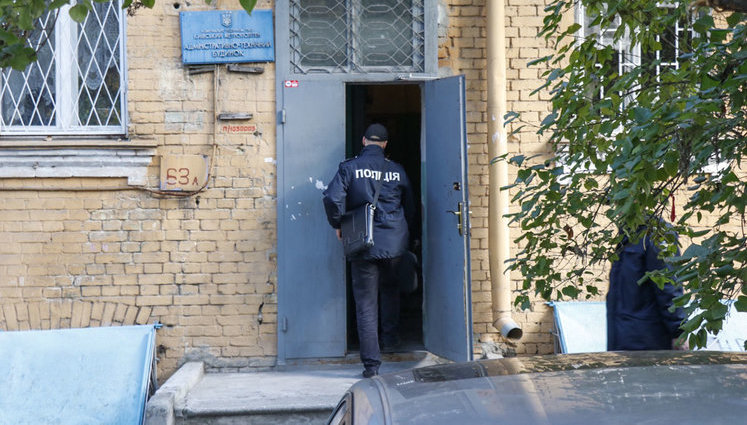 Чоловіка знайдено повішеним в адміністративній будівлі столичного метрополітену. ФОТОрепортаж