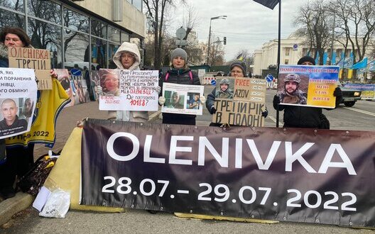 Перекрили рух та вимагали діалогу з народними депутатами. Як родини постраждалих під час теракту в Оленівці боряться за повернення поранених та за гідне вшанування пам’яті вбитих тієї ночі ?