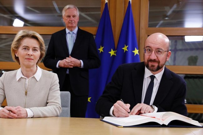 EU officials signs off Brexit agreement 03