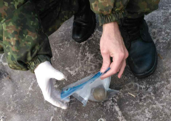 Житель Славянска разгуливал по городу с гранатой 01 Житель Славянска разгуливал по городу с гранатой 01
