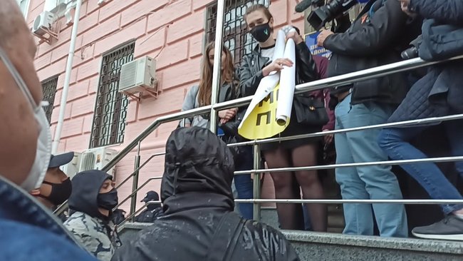 Титушки сорвали развернутый под судом баннер Стус чекає. Медведчук під арешт!, произошла потасовка 02 Титушки сорвали развернутый под судом баннер Стус чекає. Медведчук під арешт!, произошла потасовка 02