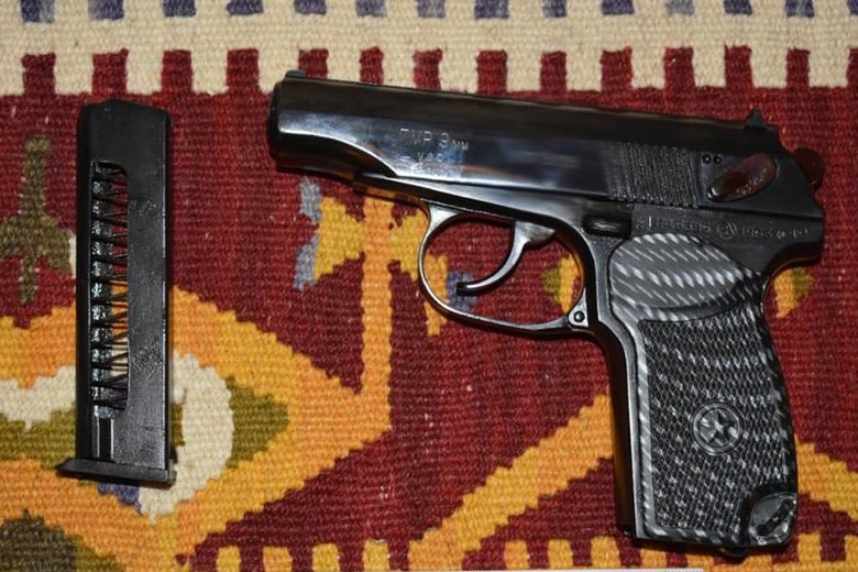Бізнесмен під Києвом підстрелив грабіжника, який вдерся до його будинку. За кривавими слідами знайшли схованку зловмисника на дереві 04