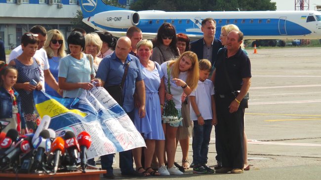 Родичі, журналісти, Зеленський, Баканов, Аваков у Борисполі чекають літака з українцями 03