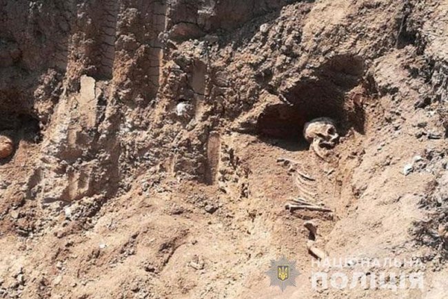 Під час спорудження меморіалу воїнам Української Галицької армії в Чорткові вивезли на смітник людські останки 01 Під час спорудження меморіалу воїнам Української Галицької армії в Чорткові вивезли на смітник людські останки 01