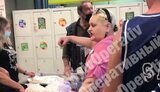 "Я не буду вдягати маску!!! Бо я красива дівка! Це опудало жирне чого на мене кричить!?" - конфлікт у київському супермаркеті. ВІДЕО