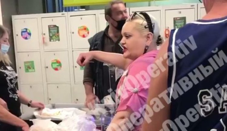 "Я не буду вдягати маску!!! Бо я красива дівка! Це опудало жирне чого на мене кричить!?" - конфлікт у київському супермаркеті. ВІДЕО