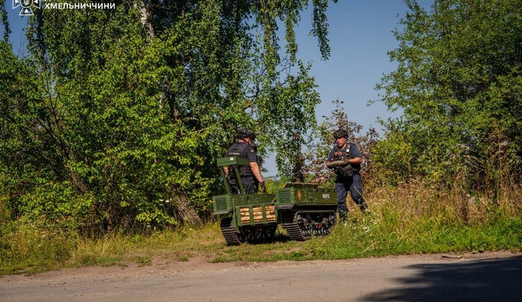 SES is dealing with aftermath of explosions in Khmelnytskyi region: area and water bodies are being inspected by bomb disposal experts, robots and divers. PHOTOS