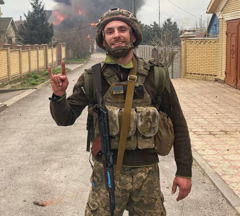 Він міг не поїхати в Маріуполь, та внутрішній моральний компас у нього був настільки сильним, що для нього принципи були важливішими, ніж намір уберегти своє життя, - Дарина Ейсмонт про загиблого на Азовсталі Олександра Гряника 04
