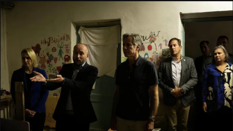 Блинкен посетил Ягодное, где российские оккупанты держали сотни гражданских в подвале школы 02