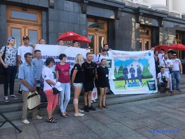 Підтримувати, а не карати: під Офісом Президента мітингували наркозалежні 03