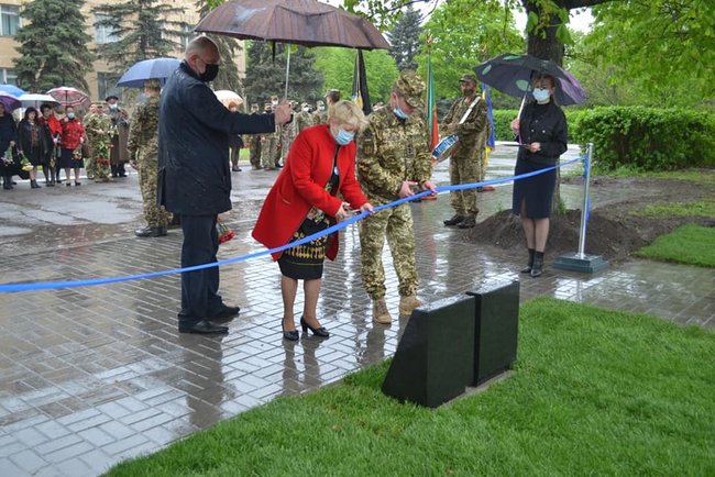 В Кривом Роге открыли мемориал памяти бойцов 17-й танковой бригады и батальона Кривбасс 03