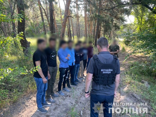 36 нелегалів із Південної Азії і Закавказзя спіймали на Луганщині. За транзит до ЄС вони заплатили від 12 до 15 тис. доларів 02 36 нелегалів із Південної Азії і Закавказзя спіймали на Луганщині. За транзит до ЄС вони заплатили від 12 до 15 тис. доларів 02
