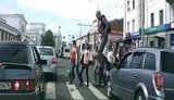 Пешком по капоту, или к чему приводит хамство водителей. ВИДЕО