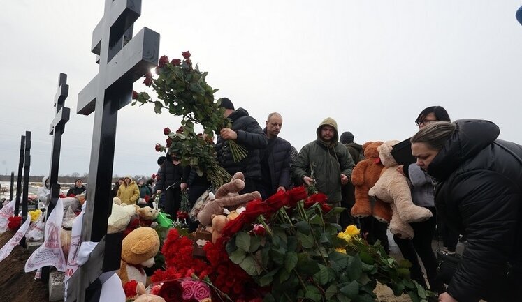 "Пусть сгорит вся Россия, как сгорели мои дети!" - мать на похоронах сына и трех внуков, убитых российским беспилотником. ФОТОрепортаж