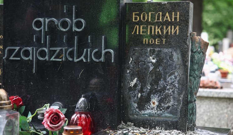 Пошкодження могили Богдана Лепкого у Кракові: поліція Польщі не пов’язує інцидент із мотивами національного характеру