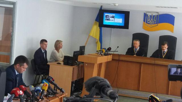 Hearing in high treason case against Yanukovych: lawyer Meshechek steps down 02