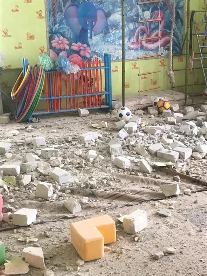 Эвакуация детей и персонала из детского сада, попавшего под обстрел войск РФ в Станице Луганской 10