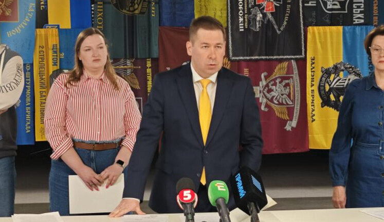 Влада руками НБУ тисне на фонд Порошенка, - адвокат