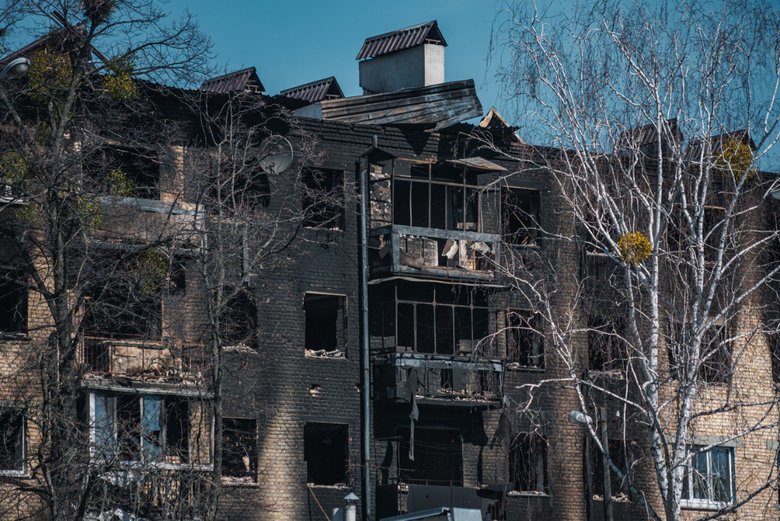 Розчавлені танками автомобілі та знищені вщент багатоповерхівки: найзруйнованіше місто Київщини Бородянка 18