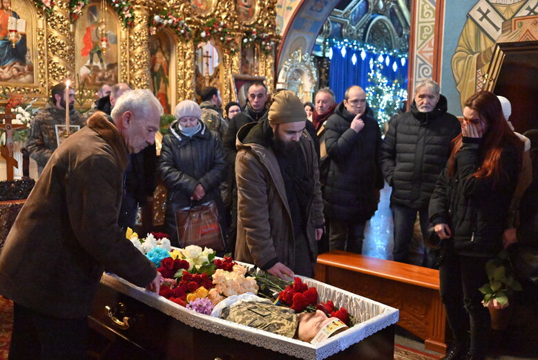 В Киеве простились с известным спелеологом, инженером и зооспасателем Святославом Романчуком (Нутрий), который погиб в бою с оккупантами 24