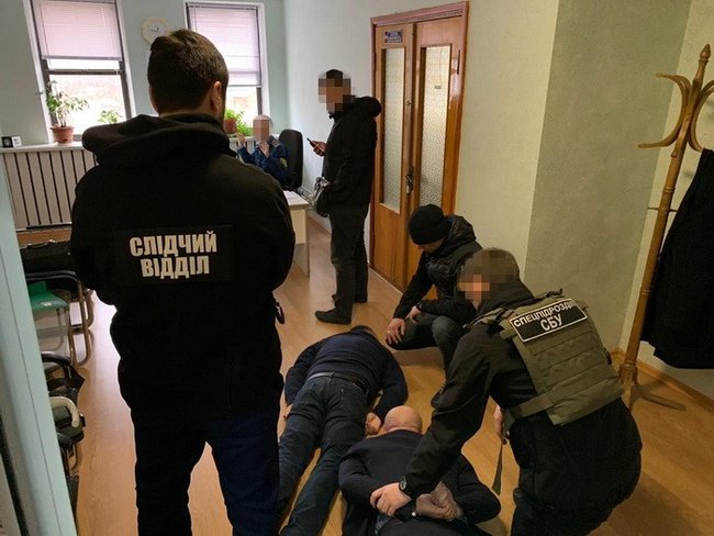 Чиновник одесской таможни задержан за получение 600 долл. за растаможку 2 автомобилей, - СБУ 01 Чиновник одесской таможни задержан за получение 600 долл. за растаможку 2 автомобилей, - СБУ 01