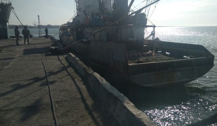 Пограничники задержали на Азовском море судно под флагом России. ВИДЕО