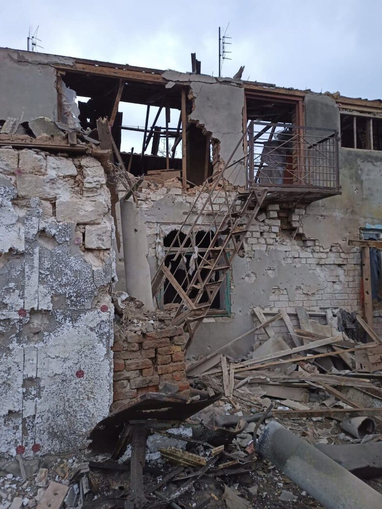 Наслідки обстрілу Шляхового на Херсонщині: Постраждала 69-річна жінка 09