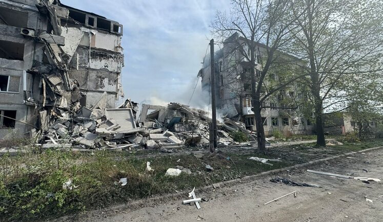 Ruscists hit high-rise building in Ocheretyne, Donetsk region, with KABs, there may be people under rubble - RMA. PHOTO