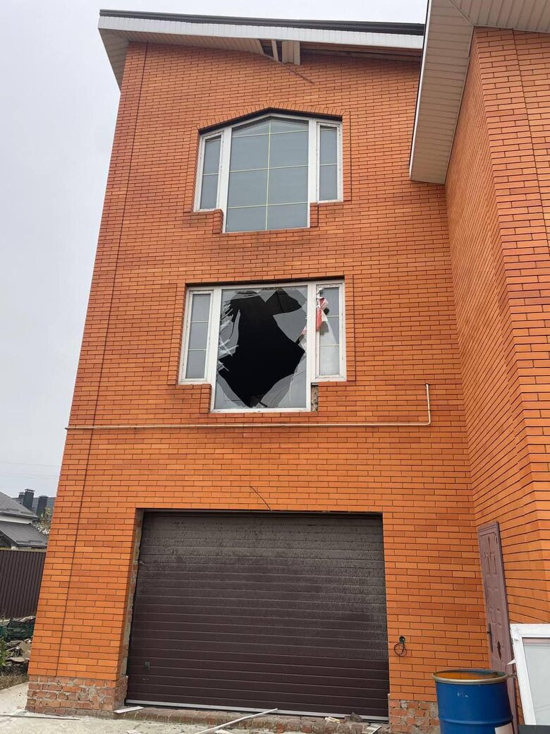 ОВА про ранкову атаку на Київщину: дві ракети влучили в поле між населеними пунктами, вибуховою хвилею пошкоджено будинки (оновлено) 02 ОВА про ранкову атаку на Київщину: дві ракети влучили в поле між населеними пунктами, вибуховою хвилею пошкоджено будинки (оновлено) 02