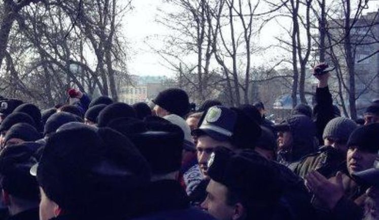 Clashes Continue Near Destroyed Statue of Lenin in Okhtyrka: Communists Throw Eggs, Police Beating Up Deputies. PHOTOS