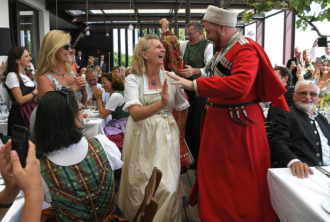 Путін відвідав весілля глави МЗС Австрії Кнайсль перед зустріччю з Меркель 04