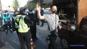 Rallies outside Cabinet: Businessmen demand quarantine easing, equal rules. PHOTOS