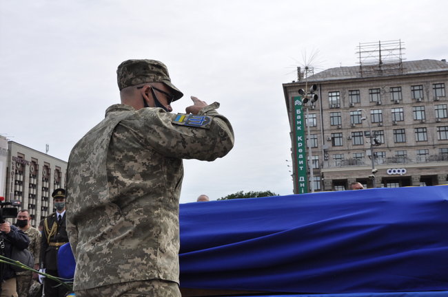 С погибшим Героем Украины Тарасом Матвиивым простились на Майдане Незалежности в Киеве 71
