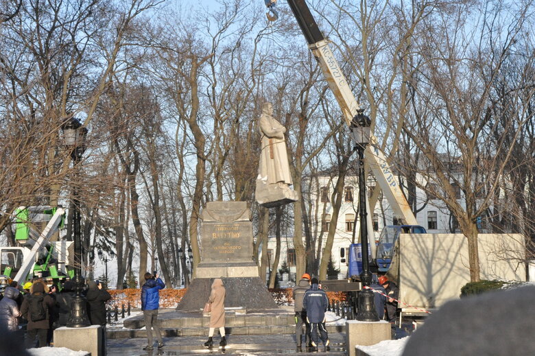 Пам’ятник радянському генералу Ватутіну демонтували у Києві 09