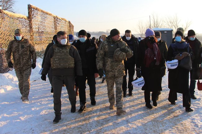 Председатель ОБСЕ Линде посетила КПВВ в Золотом на Луганщине (обновлено) 01