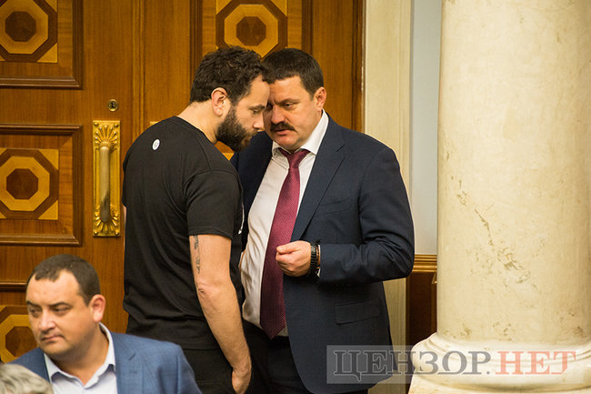 Зеленський і Єрмак запросили Байдена до Києва. Чи варто Джо їхати в країну, де проти нього ведеться слідство? 01