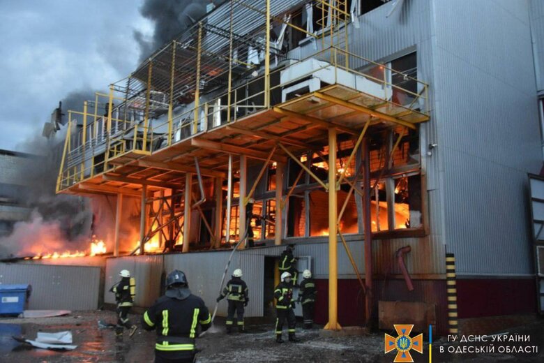 Fire caused by Russian cruise missile was extinguished in Odessa 02