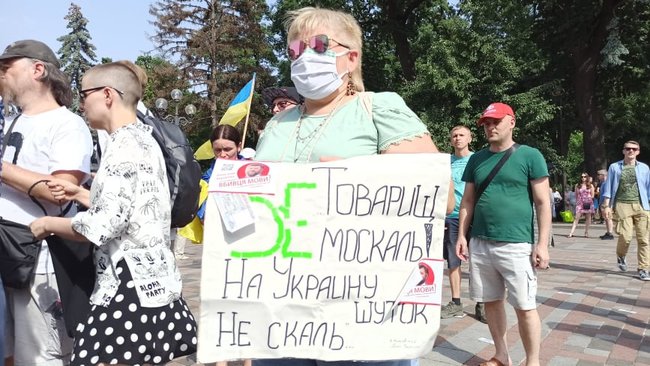 Слуги русификации и Меняю мову на рубли: на акции под ВР произошла стычка - правоохранители пытались задержать митингующего 06
