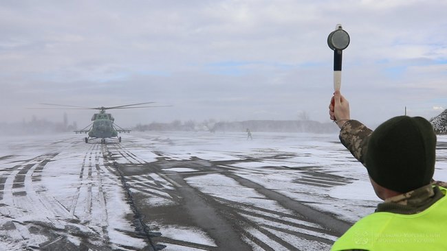 На Миколаївщині льотчики морської авіаційної бригади ВМС відпрацювали евакуацію постраждалих та десантування 01