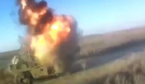 Дрон влучає у ворожий легкий всюдихід поблизу Покровська. ВIДЕО