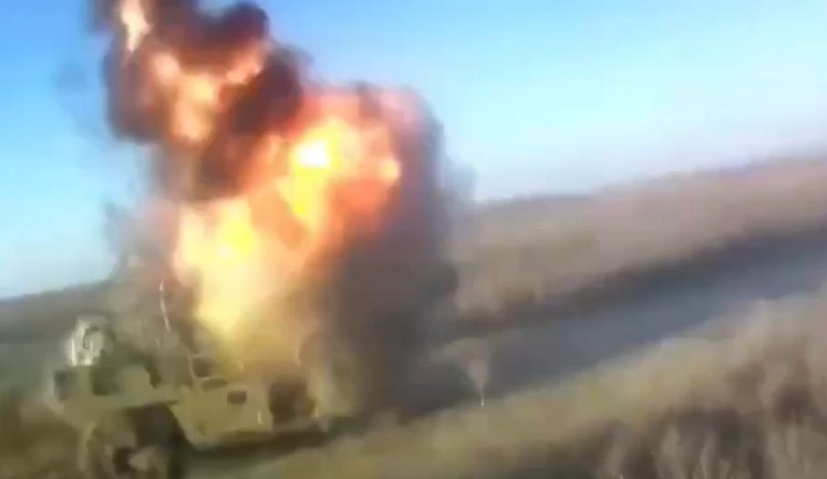 Дрон влучає у ворожий легкий всюдихід поблизу Покровська. ВIДЕО
