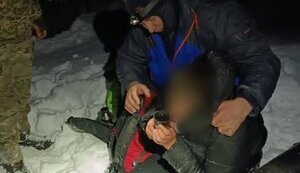 Переохолодження та зневоднення: Прикордонники врятували чоловіка, який горами намагався потрапити до Румунії, він у реанімації, - ДПСУ. ВІДЕО+ФОТОрепортаж