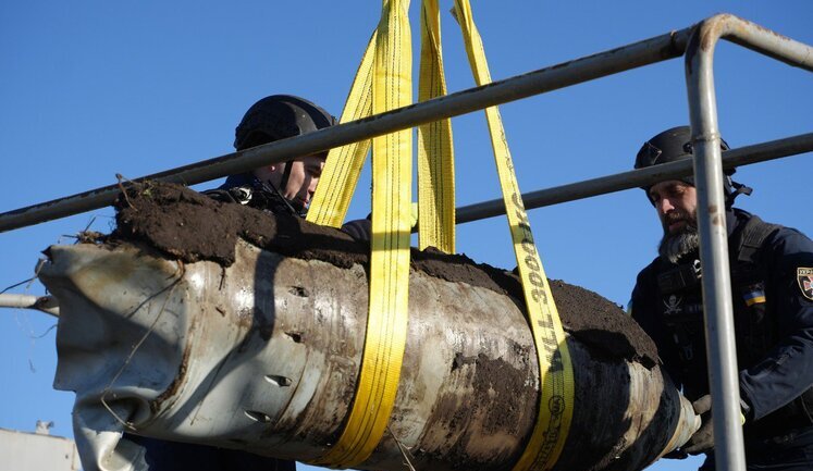 Sappers defuse FAB-500 aerial bomb in Mykolaiv region. PHOTOS