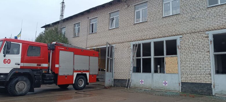 Унаслідок російського обстрілу пошкоджено пожежну частину на Харківщині 01