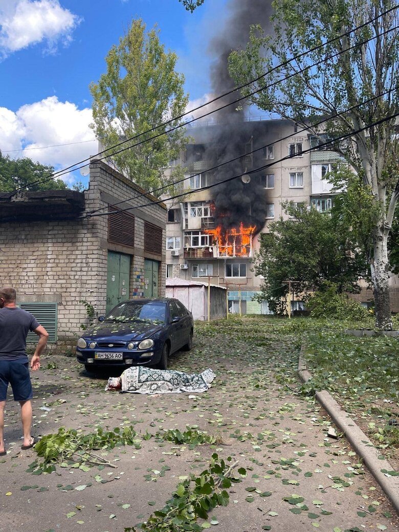 Russians hit center of Kramatorsk, there are victims 02