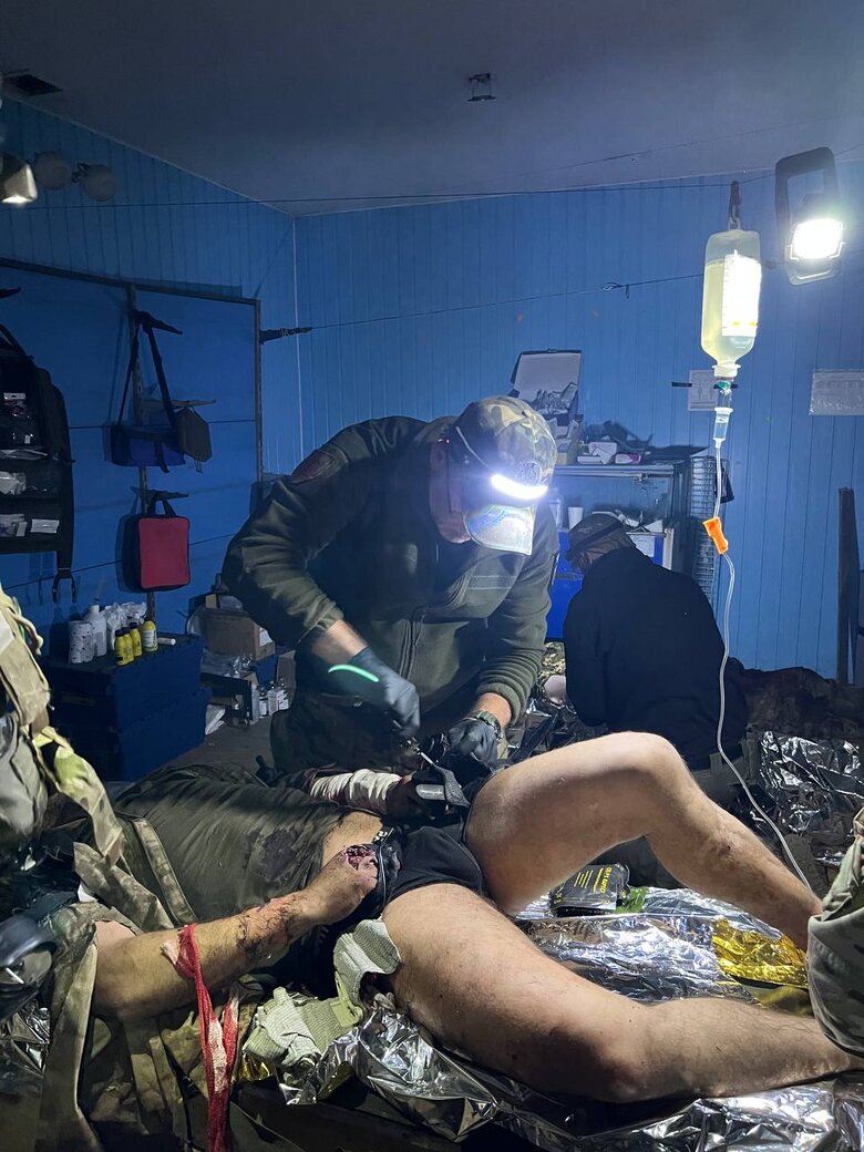 Парамедик-водій Саід Ісмагілов: Москалі, на жаль, все позаміновували. Тому під час наступу стає більше мінних травм. Солдат наступає на протипіхотну міну, відривається частина ноги… 13