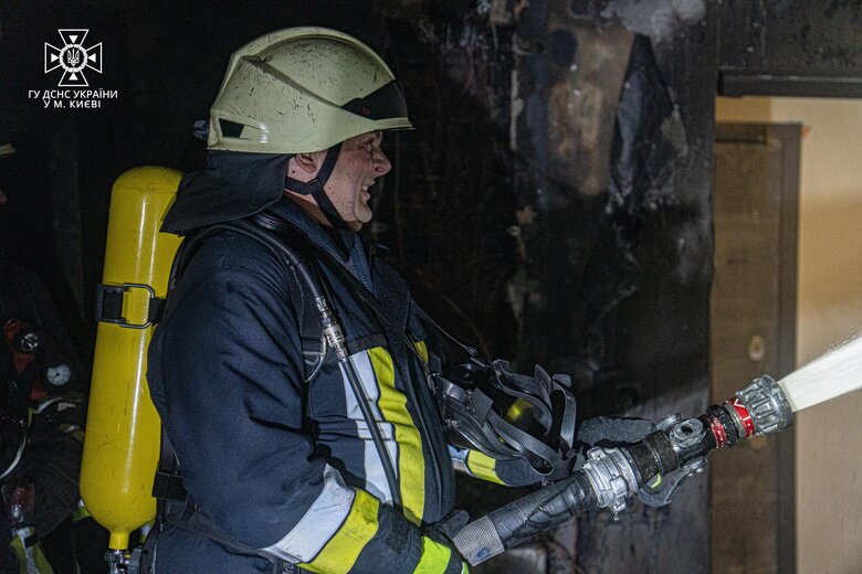 Гелевий акумулятор загорівся та вибухнув у київській багатоповерхівці через коротке замикання 06