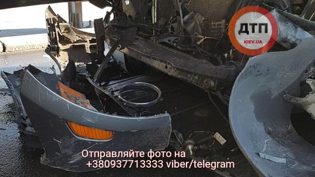 Смертельное ДТП на мосту Патона в Киеве: Porsche Cayenne влетел под фуру, пассажир погиб 09